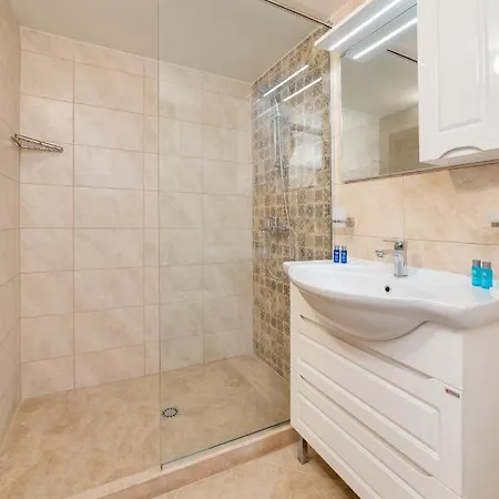 Deluxe And Garden Apartamento *