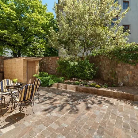 Διαμέρισμα Deluxe And Garden *