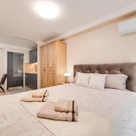 Deluxe And Garden * Varna